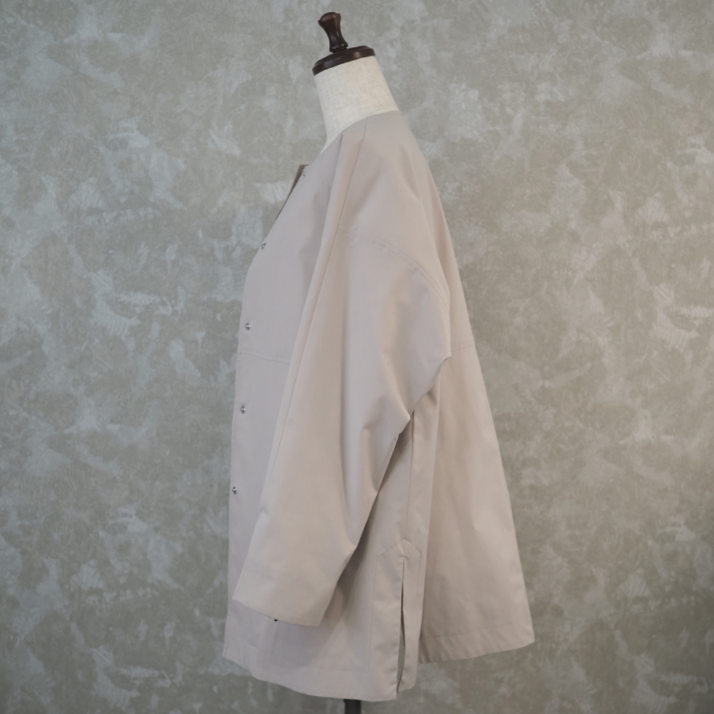 ノーカラーダウンハーフコート